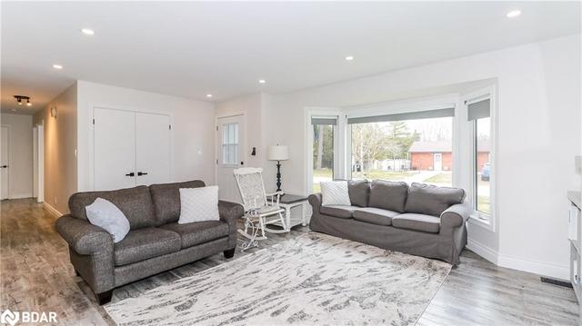 3914 Rosemary Lane, House detached with 3 bedrooms, 2 bathrooms and 5 parking in Innisfil ON | Image 5
