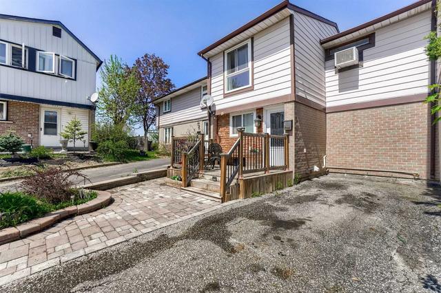 18 Hallcrown Crt, House attached with 3 bedrooms, 2 bathrooms and 2 parking in Brampton ON | Image 12