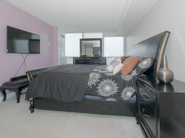 2002 - 22 Hanover Rd, Condo with 2 bedrooms, 2 bathrooms and 2 parking in Brampton ON | Image 9