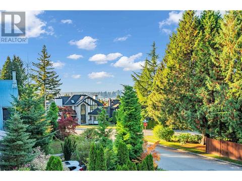 3460 Carnarvon Avenue, House detached with 4 bedrooms, 4 bathrooms and 2 parking in North Vancouver BC | Card Image