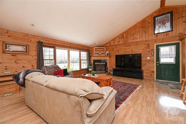 4 B12 Road, House detached with 3 bedrooms, 2 bathrooms and 10 parking in Rideau Lakes ON | Image 4