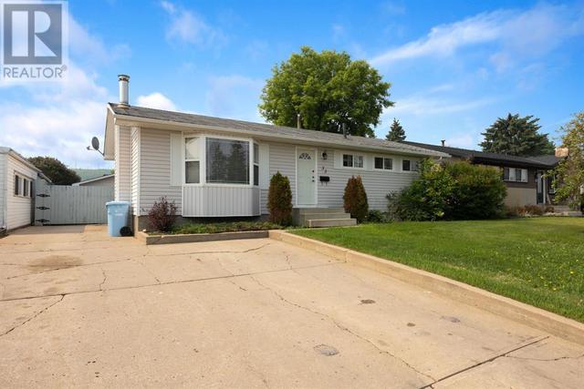 33 Fitzgerald Avenue, House detached with 3 bedrooms, 2 bathrooms and 6 parking in Wood Buffalo AB | Image 2