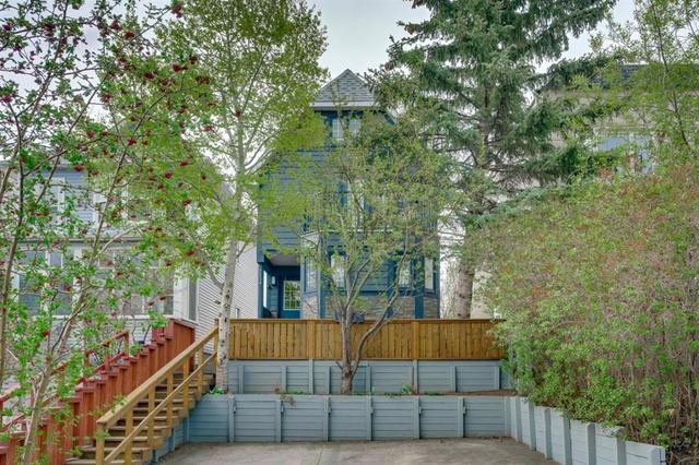 2136 17 Street Sw, House detached with 3 bedrooms, 3 bathrooms and 4 parking in Calgary AB | Card Image
