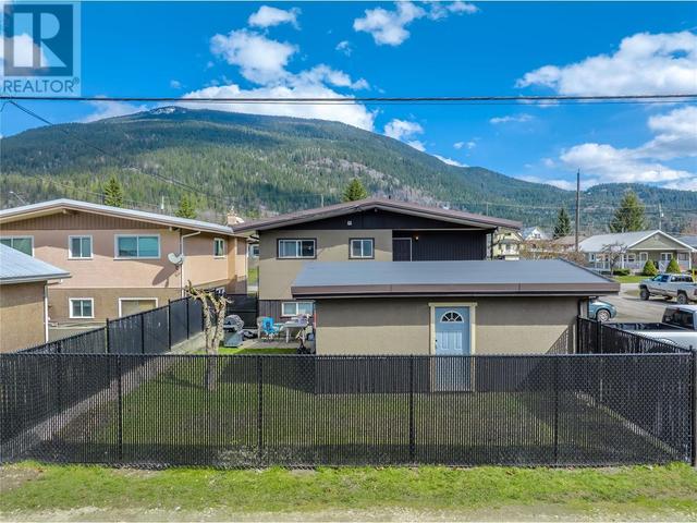 625 Fifth Street E, House detached with 6 bedrooms, 3 bathrooms and 7 parking in Revelstoke BC | Image 2