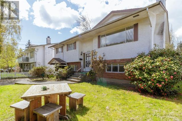 3998 Interurban Rd, House detached with 5 bedrooms, 3 bathrooms and 2 parking in Saanich BC | Image 2