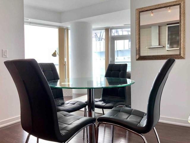 6105 - 14 York St, Condo with 2 bedrooms, 2 bathrooms and 1 parking in Toronto ON | Image 6