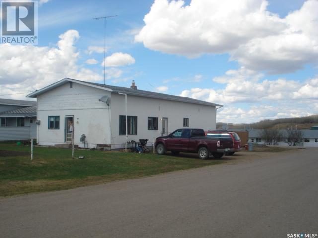 520 Main Street, House detached with 5 bedrooms, 2 bathrooms and null parking in Sturgis SK | Image 4