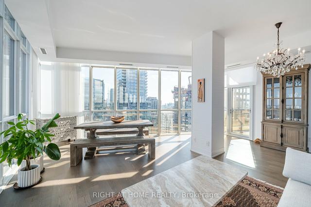 2507 - 32 Davenport Rd, Condo with 2 bedrooms, 2 bathrooms and 2 parking in Toronto ON | Image 3