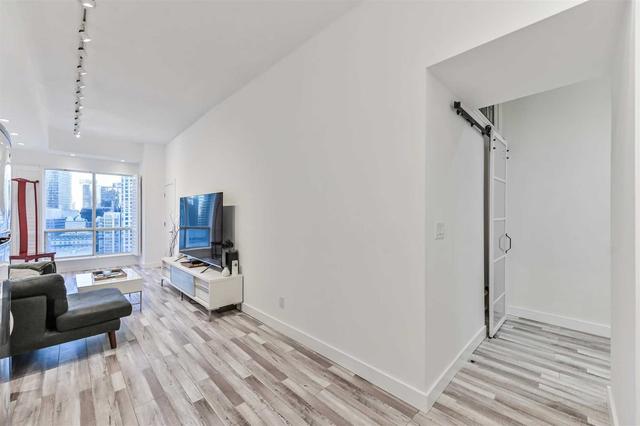3009 - 25 The Esplanade St, Condo with 2 bedrooms, 1 bathrooms and 0 parking in Toronto ON | Image 5