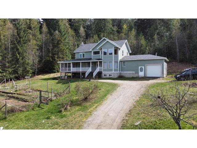 3865 Malina Road, House detached with 4 bedrooms, 3 bathrooms and null parking in Central Kootenay E BC | Image 4
