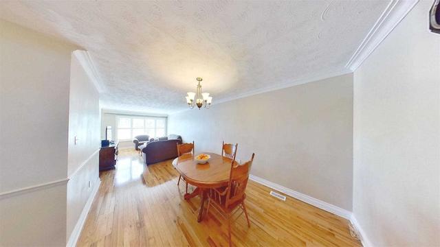 129 Sharpecroft Blvd, House semidetached with 4 bedrooms, 3 bathrooms and 5 parking in Toronto ON | Image 4