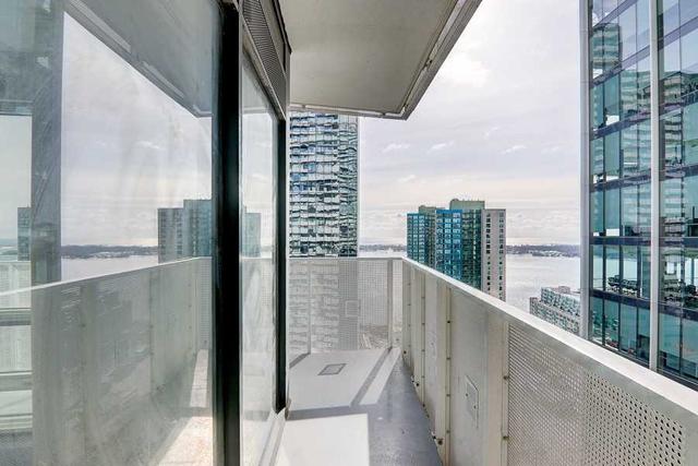 3010 - 100 Harbour St, Condo with 3 bedrooms, 2 bathrooms and 1 parking in Toronto ON | Image 14