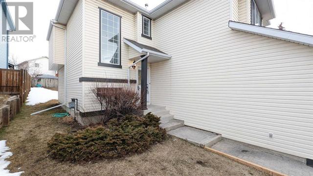 102 Somercrest Circle Sw, House detached with 5 bedrooms, 3 bathrooms and 2 parking in Calgary AB | Image 2