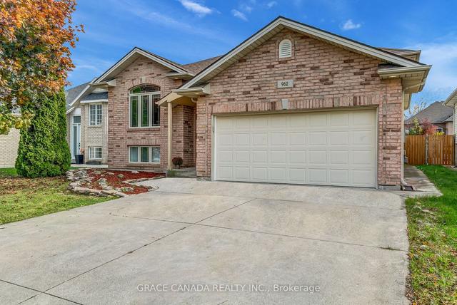 962 Bellagio Dr, House detached with 3 bedrooms, 2 bathrooms and 4 parking in Windsor ON | Image 23