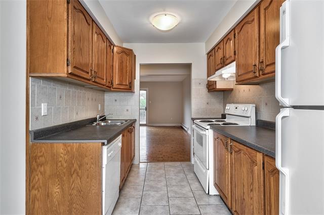 4 - 2054 Lakeshore Rd W, Townhouse with 3 bedrooms, 2 bathrooms and 1 parking in Oakville ON | Image 5