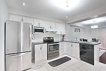 77 Brisbane Crt, Townhouse with 3 bedrooms, 4 bathrooms and 1 parking in Brampton ON | Image 6