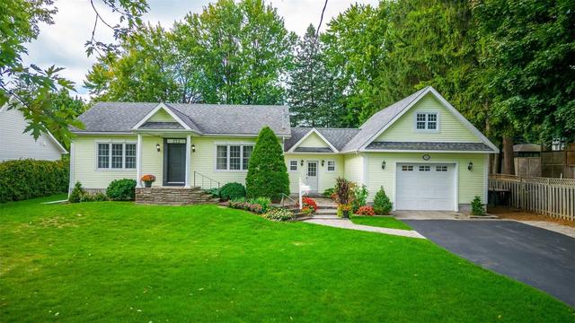 252 Pine Cove Rd, House detached with 2 bedrooms, 2 bathrooms and 10 parking in Burlington ON | Image 1
