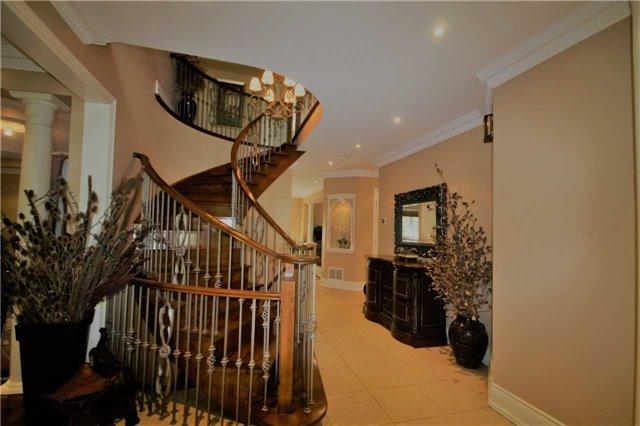 33 Noranda Dr, House detached with 4 bedrooms, 6 bathrooms and 5 parking in Toronto ON | Image 2