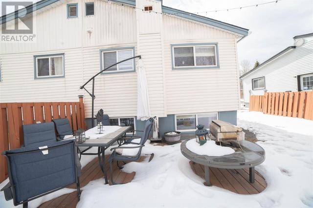 206 Picton Ave, House semidetached with 4 bedrooms, 1 bathrooms and null parking in Thunder Bay ON | Image 2