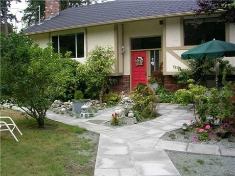 2280 Amity Dr, House detached with 6 bedrooms, 5 bathrooms and 6 parking in Saanich BC | Image 2