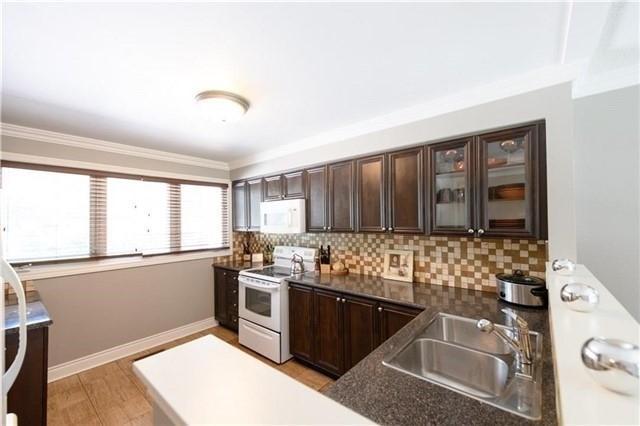 2224 Marine Dr, Townhouse with 3 bedrooms, 3 bathrooms and 2 parking in Oakville ON | Image 8
