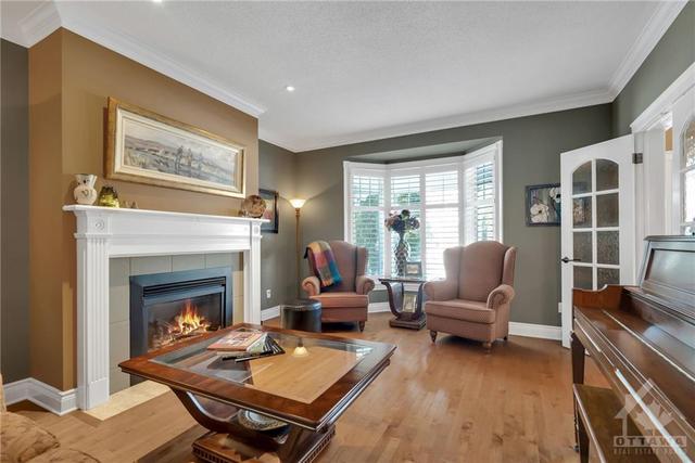 16 Kyle Avenue, House detached with 4 bedrooms, 4 bathrooms and 9 parking in Ottawa ON | Image 3