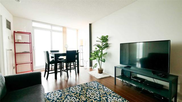 1408 - 208 Queens Quay W, Condo with 1 bedrooms, 1 bathrooms and null parking in Toronto ON | Image 2