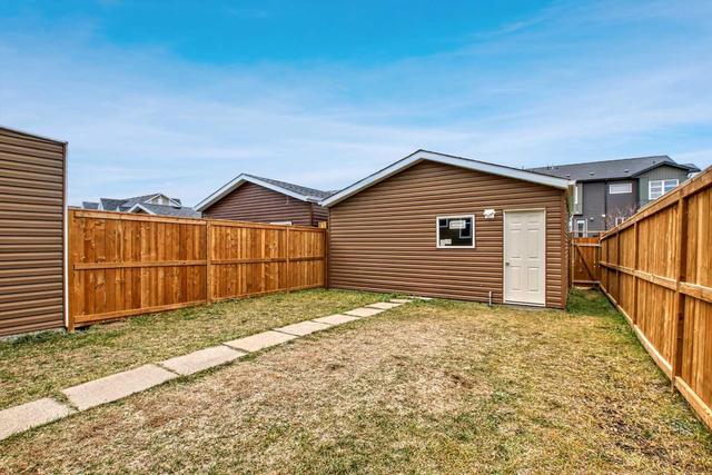363 Redstone Drive Ne, Home with 3 bedrooms, 2 bathrooms and 2 parking in Calgary AB | Image 39