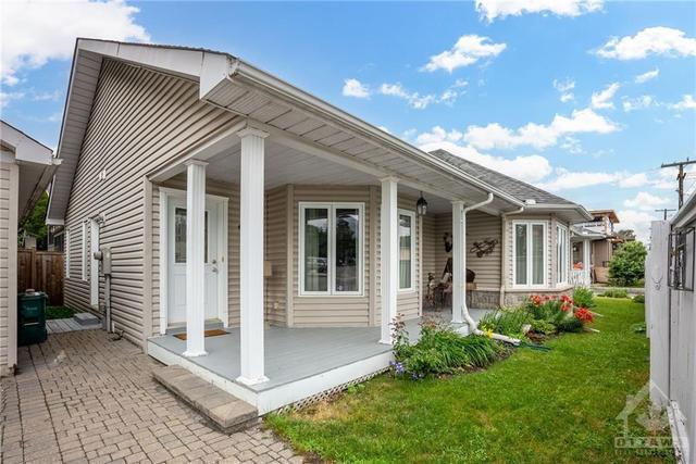 348 Carleton Avenue, House detached with 4 bedrooms, 3 bathrooms and 4 parking in Ottawa ON | Image 3
