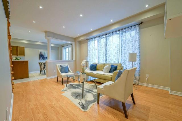 19 Overhold Cres, House detached with 4 bedrooms, 4 bathrooms and 4 parking in Richmond Hill ON | Image 9