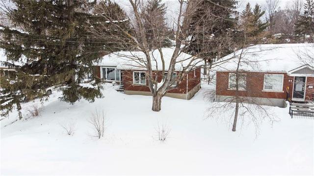 11 Sumac Street, House detached with 3 bedrooms, 2 bathrooms and 4 parking in Ottawa ON | Image 2