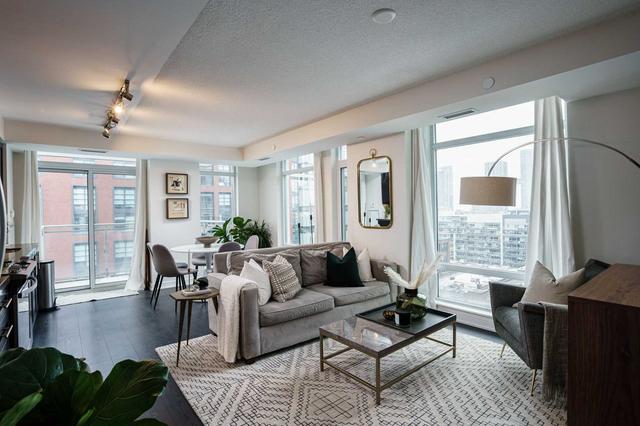 1216 - 525 Adelaide St W, Condo with 3 bedrooms, 2 bathrooms and 1 parking in Toronto ON | Image 1