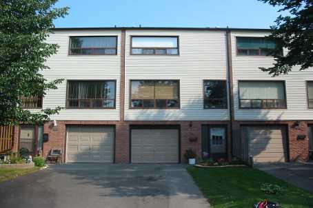 68 Parklane Circ, Townhouse with 3 bedrooms, 1 bathrooms and 2 parking in Clarington ON | Image 1