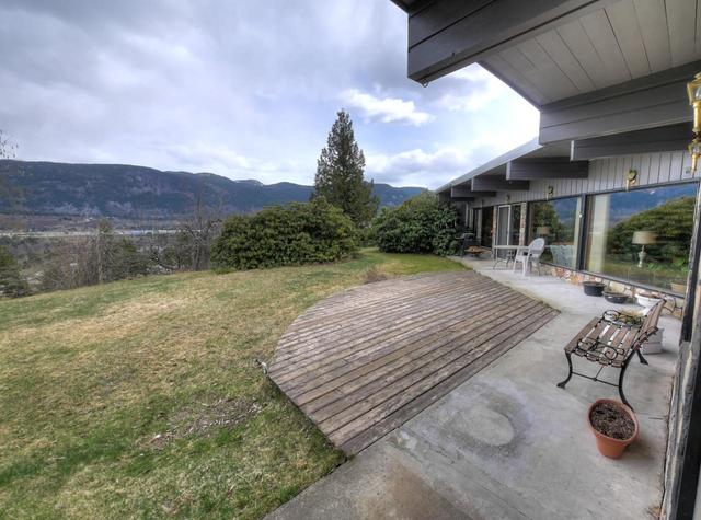 2161 Crestview Crescent, House detached with 3 bedrooms, 2 bathrooms and null parking in Castlegar BC | Image 1