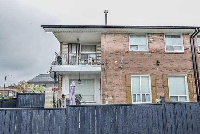 2 - 61 Ardglen Dr, Townhouse with 3 bedrooms, 2 bathrooms and 2 parking in Brampton ON | Image 1