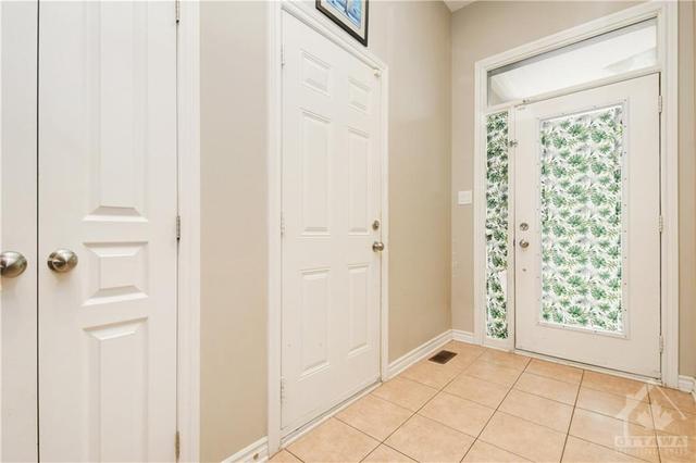 170 Mattingly Way, Townhouse with 3 bedrooms, 3 bathrooms and 3 parking in Ottawa ON | Image 3