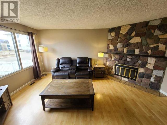 8005a 99 Street, House semidetached with 3 bedrooms, 2 bathrooms and 2 parking in Peace River AB | Image 4