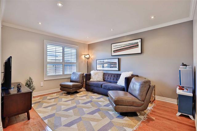 43 Castle Park Blvd, House attached with 3 bedrooms, 3 bathrooms and 2 parking in Vaughan ON | Image 4