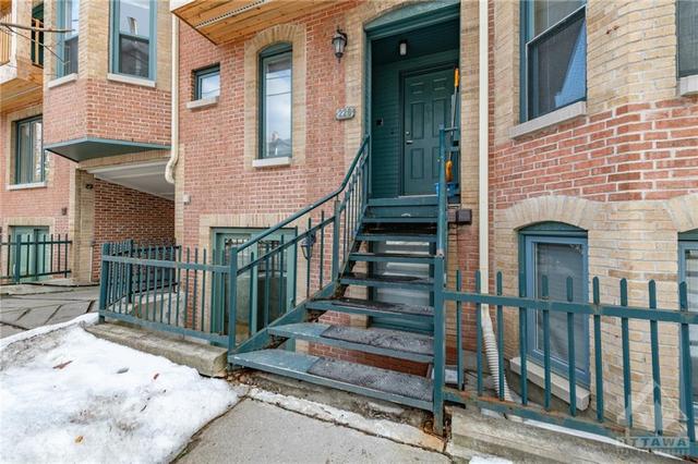 2 - 226 Wilbrod Street, Townhouse with 3 bedrooms, 3 bathrooms and 1 parking in Ottawa ON | Image 3