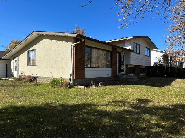 10300 117 Street, House detached with 4 bedrooms, 2 bathrooms and 8 parking in Fairview AB | Image 1