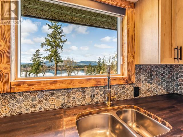 1743 Maple Bay Rd, House detached with 4 bedrooms, 2 bathrooms and 4 parking in North Cowichan BC | Image 9