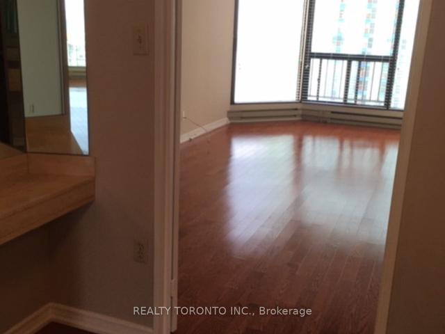 1904 - 65 Harbour Sq, Condo with 2 bedrooms, 2 bathrooms and 1 parking in Toronto ON | Image 5