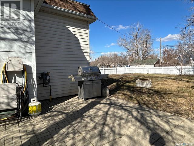 540 Alexandra Street, House detached with 3 bedrooms, 2 bathrooms and null parking in Weyburn SK | Image 4