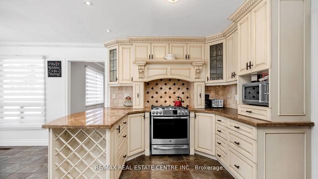 19 Montgomery Sq, House detached with 4 bedrooms, 3 bathrooms and 9 parking in Brampton ON | Image 2