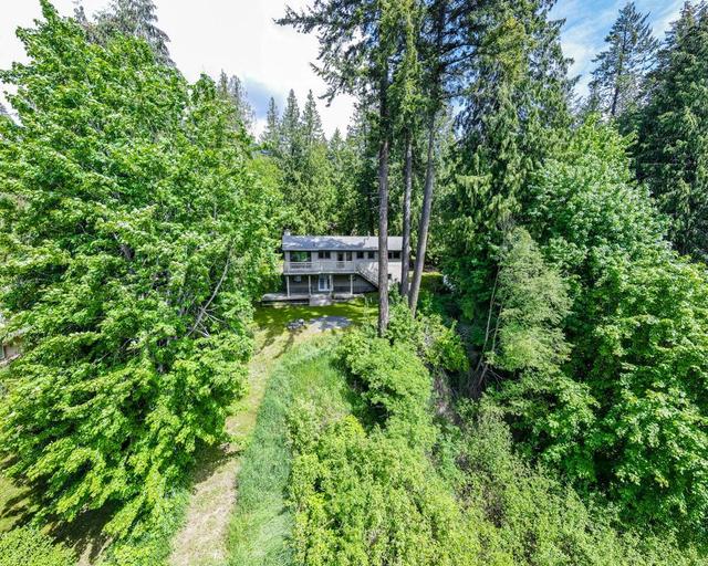 7484 Highway 3a, House detached with 4 bedrooms, 3 bathrooms and null parking in Central Kootenay E BC | Image 2