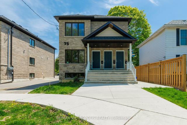 3 - 75 Hogarth St, House detached with 2 bedrooms, 1 bathrooms and 1 parking in Oshawa ON | Image 1
