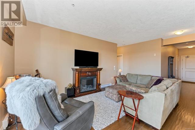 310 - 820 Short St, Condo with 3 bedrooms, 2 bathrooms and 1 parking in Saanich BC | Image 6