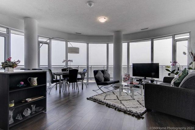 1217 - 2520 Eglinton Ave W, Condo with 3 bedrooms, 2 bathrooms and 2 parking in Mississauga ON | Image 3