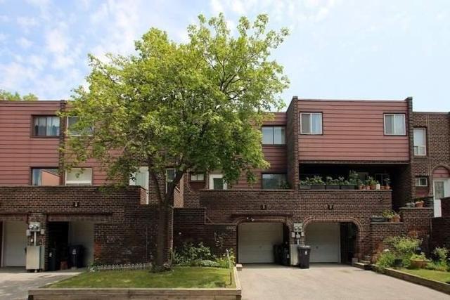 5 Red Robinway Way, Townhouse with 3 bedrooms, 3 bathrooms and 1 parking in Toronto ON | Image 1