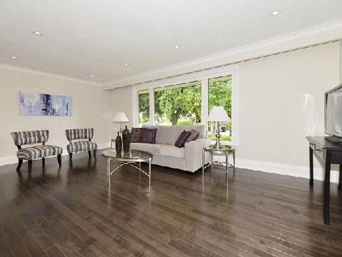 8 Tiffany Crt, House detached with 3 bedrooms, 2 bathrooms and 3 parking in Toronto ON | Image 5
